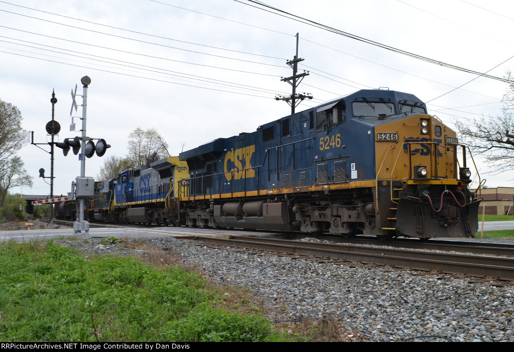 CSX ES40DC 5246 leads Q439-19